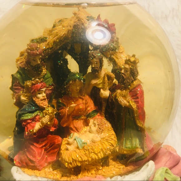 Collectible Musical Water Globe - Picture 2 of 11